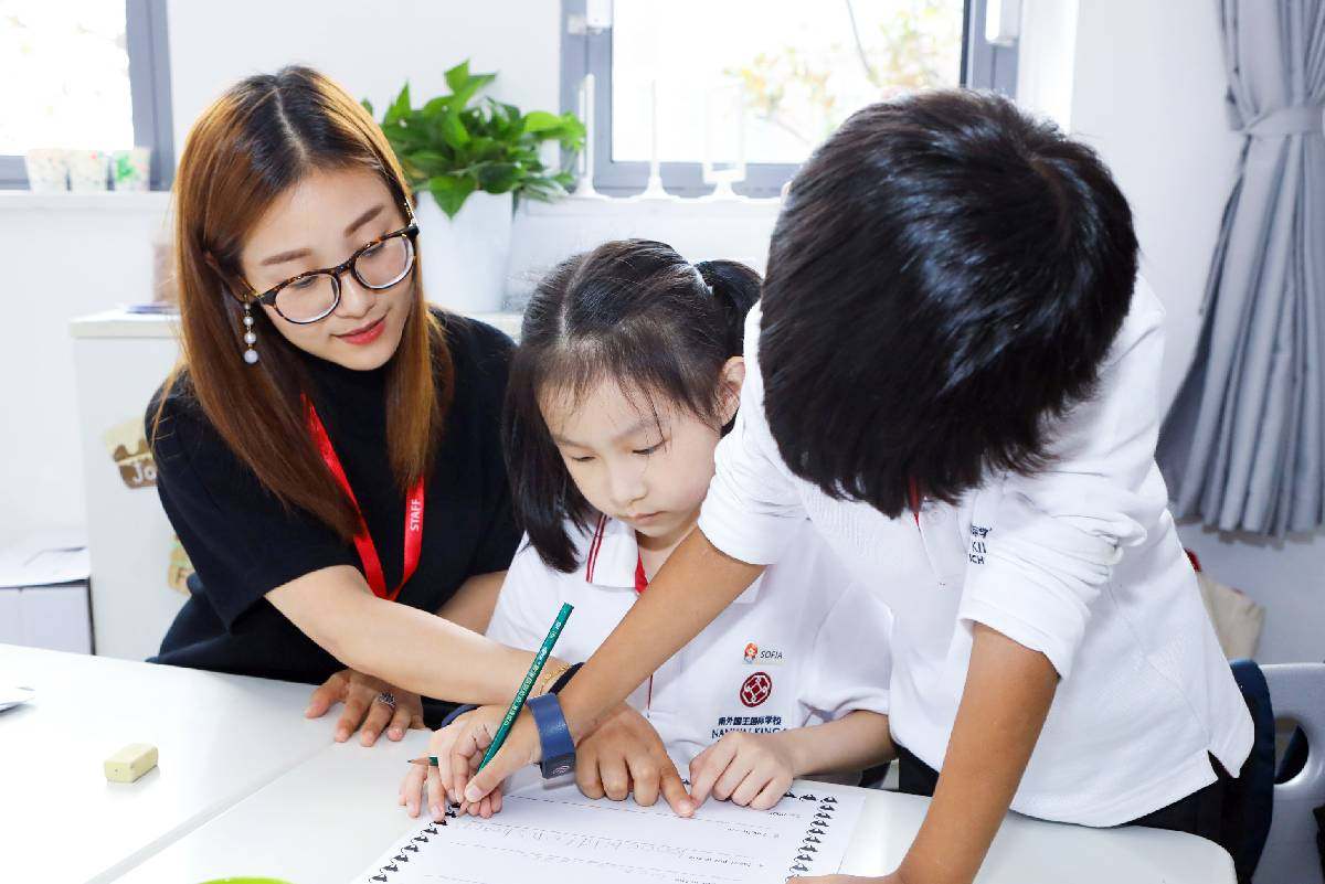 teachers-students-school.jpg@%21full