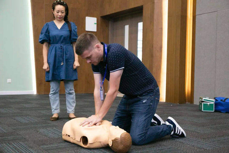 A man practices first aid on a dummy