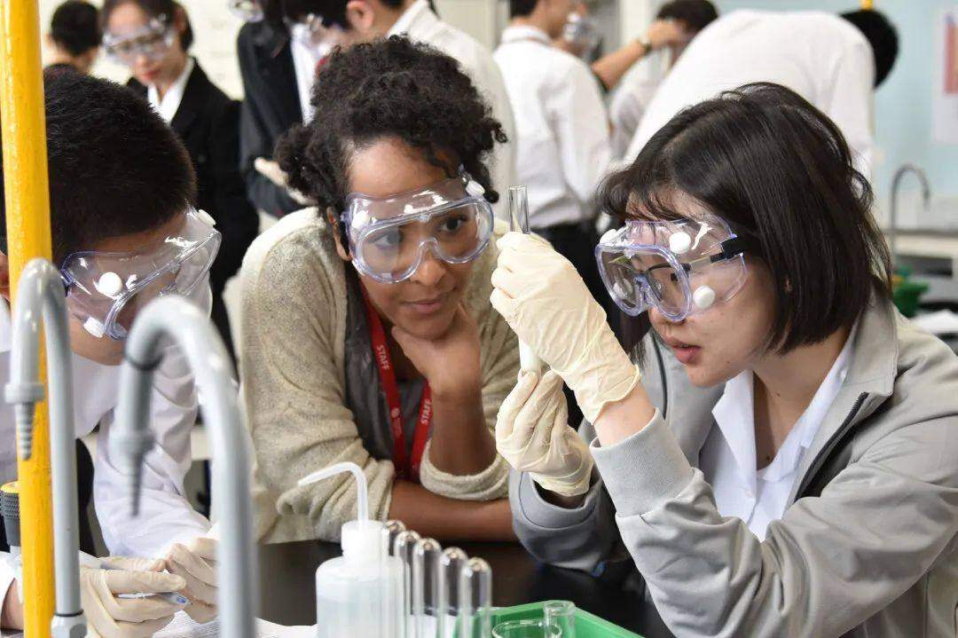 Students take part in a science lesson